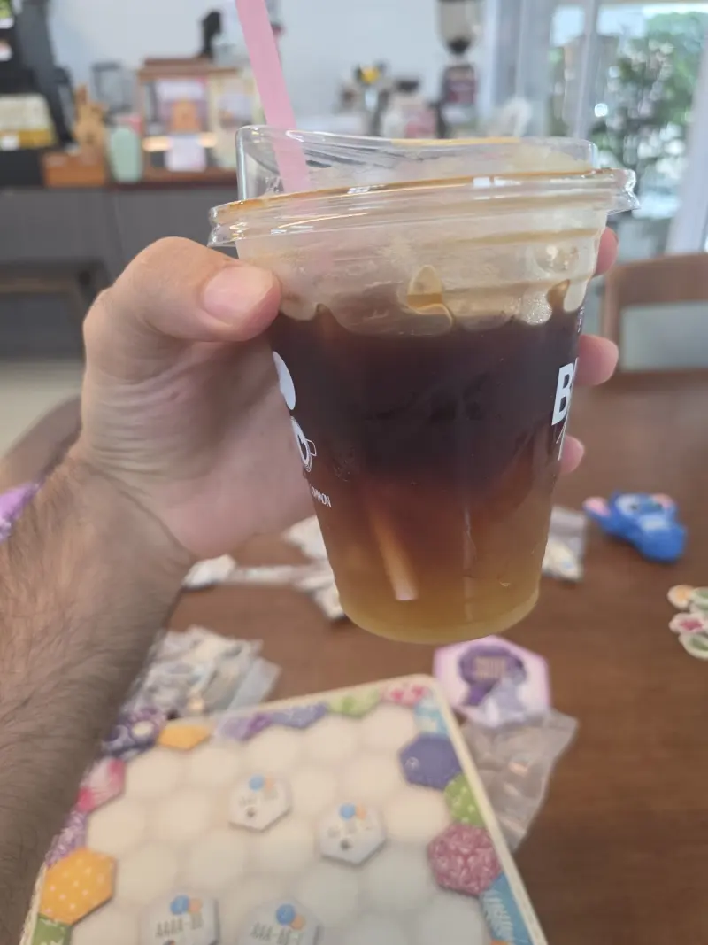 กาแฟเย็นกับเกมบนโต๊ะร้าน