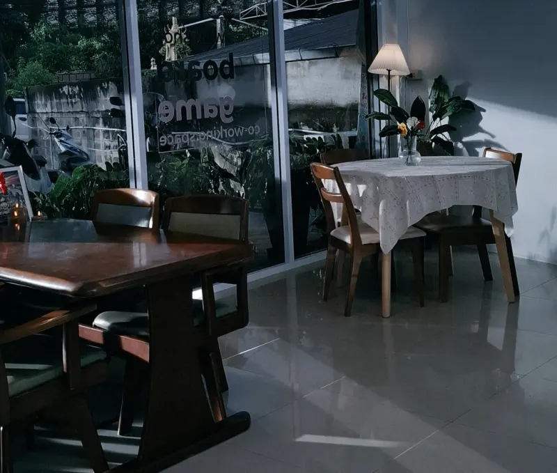 มุมนั่งเล่นและทำงานในร้านที่มองออกไปถนน