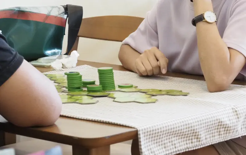 เพื่อนสองคนเล่นเกมบนผ้าปูโต๊ะ